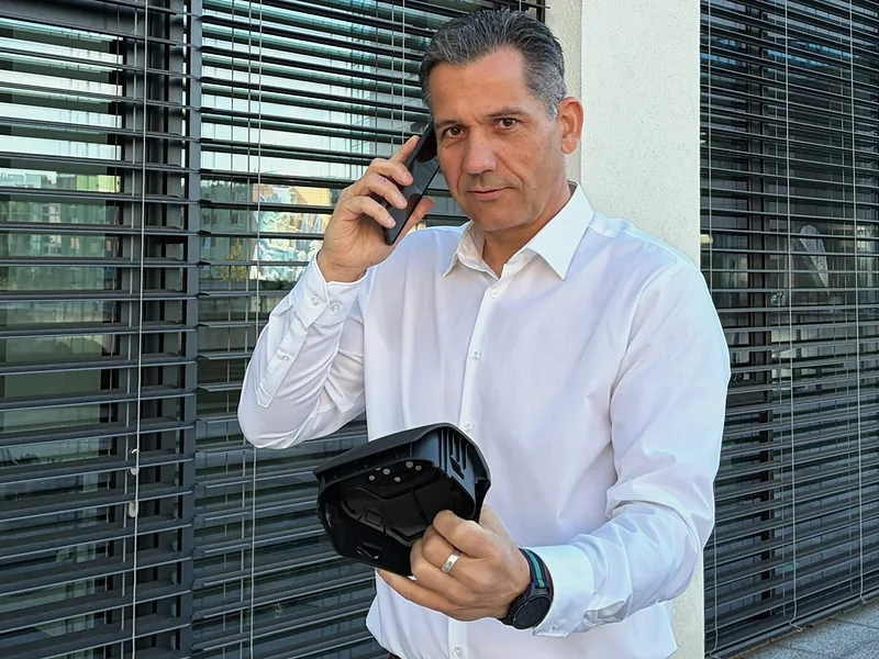 Petr Bernard s dílem v ruce telefonuje